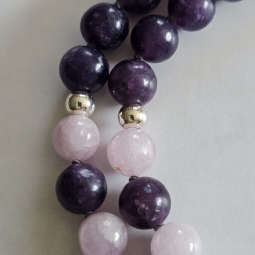 Kunzit-Lepidolith-Mala mit Seidenquaste – Bild 15