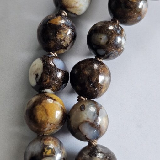 Magnesit-Opal (braun) -Mala (2) mit Edelstahlanhänger – Bild 15