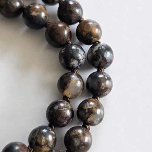 Opal (braun, brauner „Feuerspitzen“ Opal) -Mala mit kupferfarbenem Anhänger – Bild 15