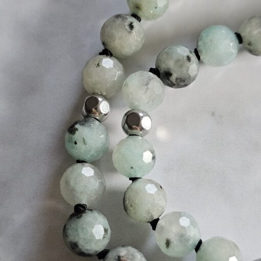 Jaspis (auch „Sesam Jaspis“ oder „Kiwi Jaspis, facettiert) -Obsidian-Mala mit Seidenquaste – Bild 16