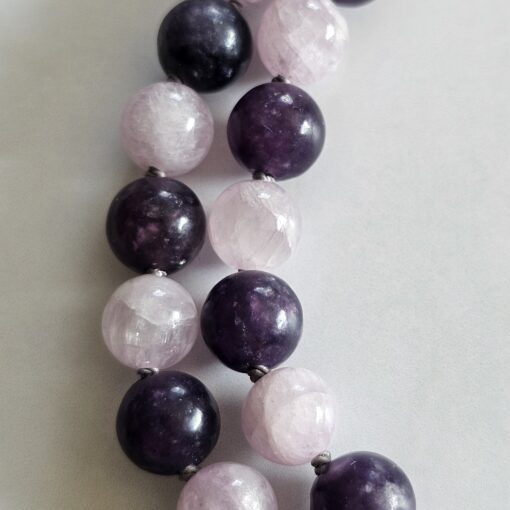 Kunzit-Lepidolith-Mala mit Seidenquaste – Bild 16