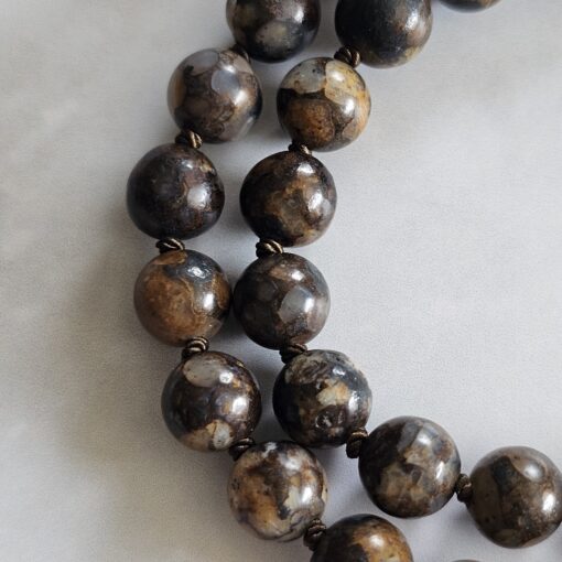 Opal (braun, brauner „Feuerspitzen“ Opal) -Mala mit kupferfarbenem Anhänger – Bild 16