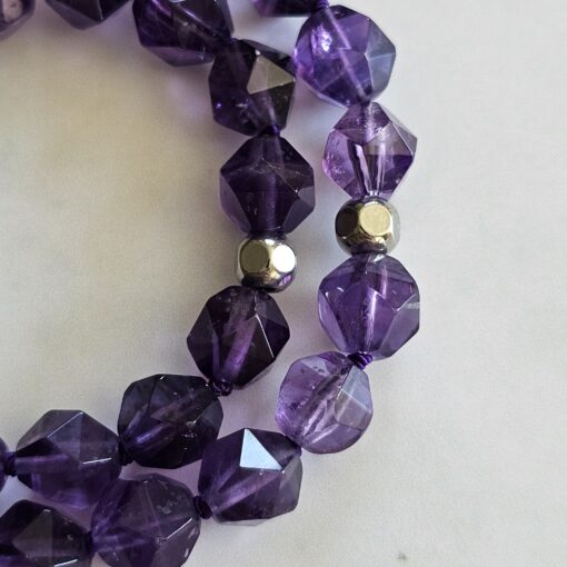 Amethyst (dunkel und facettiert) -Mala mit Seidenquaste – Bild 16
