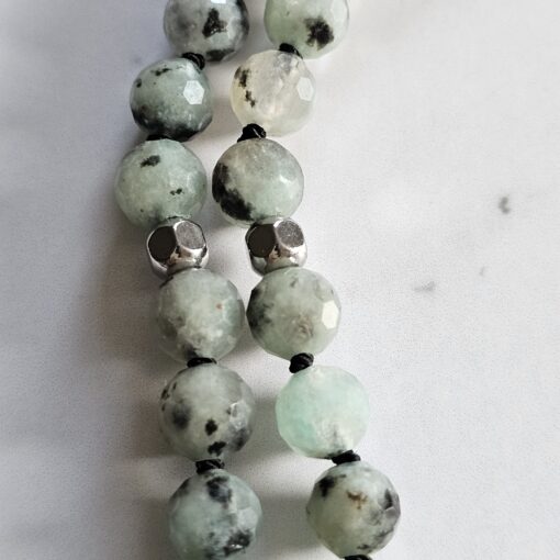 Jaspis (auch „Sesam Jaspis“ oder „Kiwi Jaspis, facettiert) -Obsidian-Mala mit Seidenquaste – Bild 17