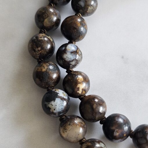 Opal (braun, brauner „Feuerspitzen“ Opal) -Mala mit kupferfarbenem Anhänger – Bild 17