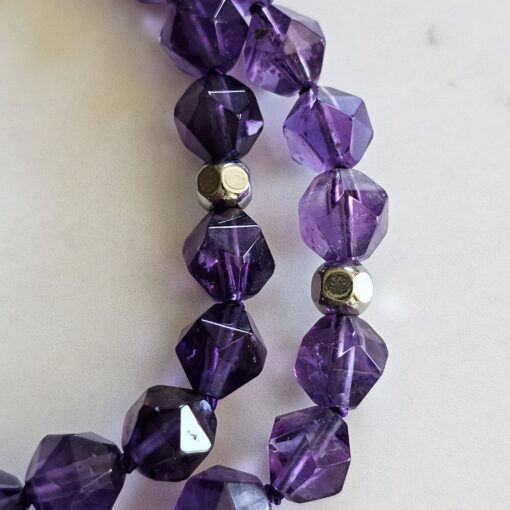 Amethyst (dunkel und facettiert) -Mala mit Seidenquaste – Bild 17