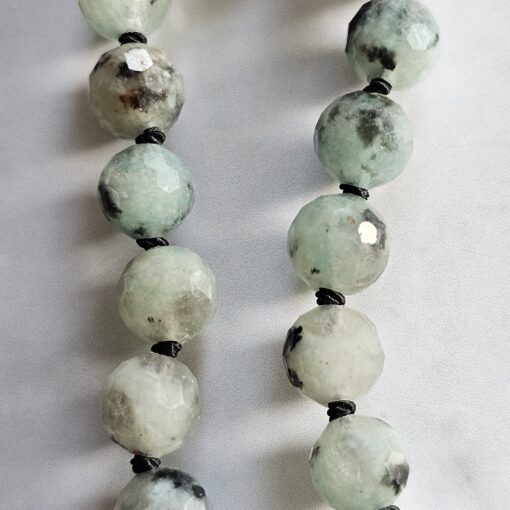 Jaspis (auch „Sesam Jaspis“ oder „Kiwi Jaspis, facettiert) -Obsidian-Mala mit Seidenquaste – Bild 18