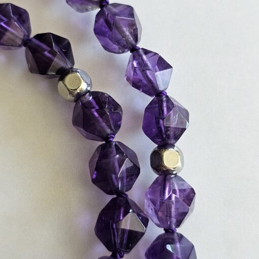 Amethyst (dunkel und facettiert) -Mala mit Seidenquaste – Bild 18