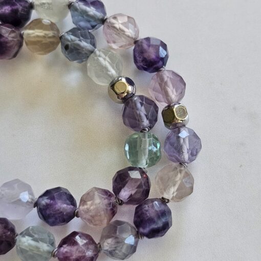 Fluorit (bunt, „Regenbogenfluorit“, facettiert) -Mala (2) mit  „Regenbogenfluorit“-Anhänger und 2 Armbändern – Bild 19