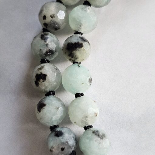 Jaspis (auch „Sesam Jaspis“ oder „Kiwi Jaspis, facettiert) -Obsidian-Mala mit Seidenquaste – Bild 19