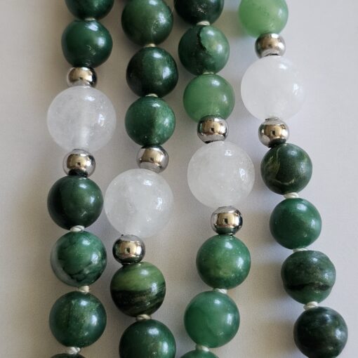 Budstone („Prasemquarz“) -Schneequarz-Mala mit Budstone-Donut – Bild 2