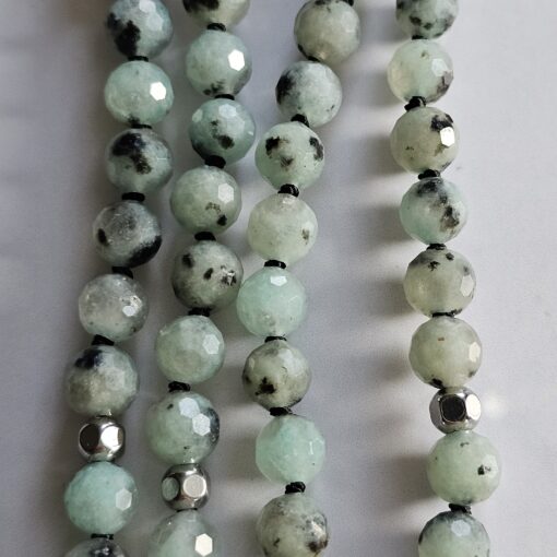 Jaspis (auch „Sesam Jaspis“ oder „Kiwi Jaspis, facettiert) -Obsidian-Mala mit Seidenquaste – Bild 2
