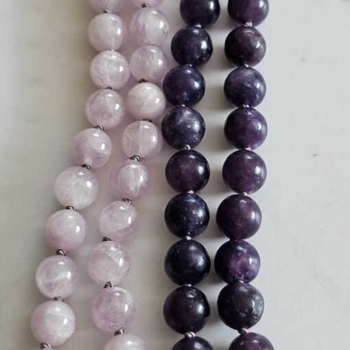 Kunzit-Lepidolith-Mala mit Seidenquaste – Bild 2