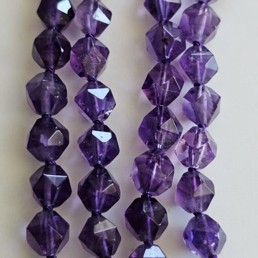 Amethyst (dunkel und facettiert) -Mala mit Seidenquaste – Bild 2