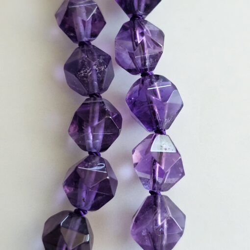 Amethyst (dunkel und facettiert) -Mala mit Seidenquaste – Bild 20