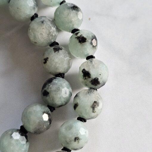 Jaspis (auch „Sesam Jaspis“ oder „Kiwi Jaspis, facettiert) -Obsidian-Mala mit Seidenquaste – Bild 21