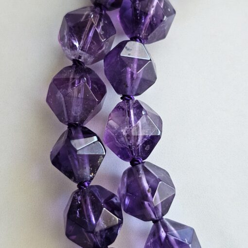 Amethyst (dunkel und facettiert) -Mala mit Seidenquaste – Bild 21