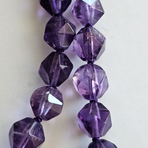Amethyst (dunkel und facettiert) -Mala mit Seidenquaste – Bild 22