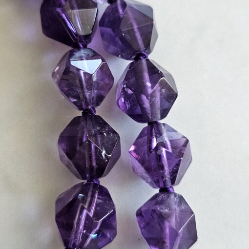 Amethyst (dunkel und facettiert) -Mala mit Seidenquaste – Bild 23