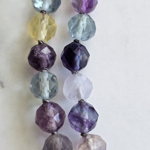 Fluorit (bunt, „Regenbogenfluorit“, facettiert) -Mala (2) mit  „Regenbogenfluorit“-Anhänger und 2 Armbändern – Bild 24