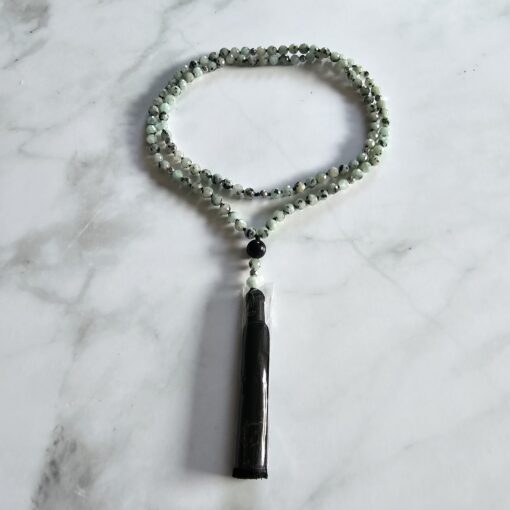 Jaspis (auch „Sesam Jaspis“ oder „Kiwi Jaspis, facettiert) -Obsidian-Mala mit Seidenquaste – Bild 3