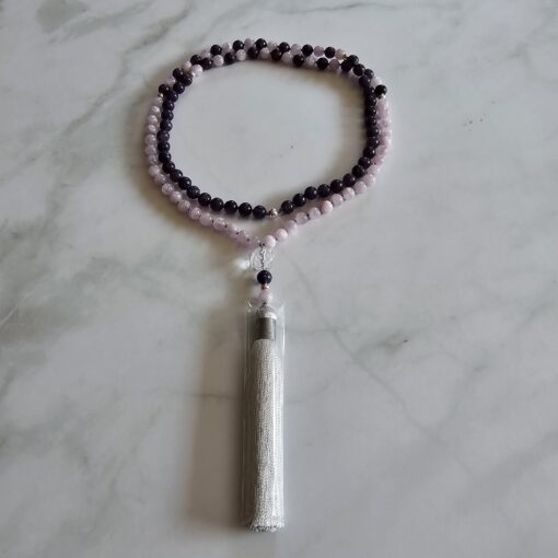 Kunzit-Lepidolith-Mala mit Seidenquaste – Bild 3