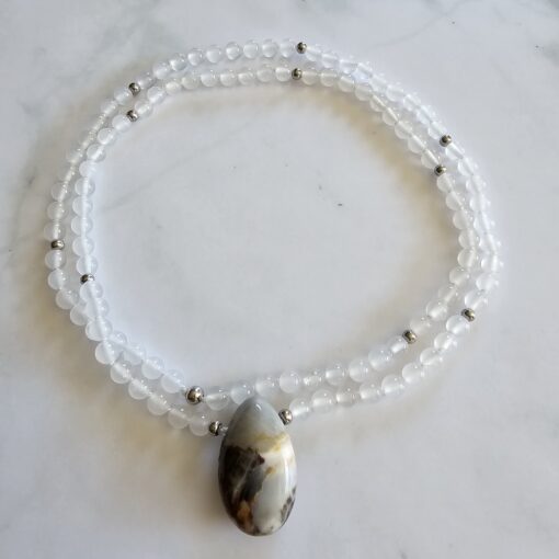 Achat (weiß, „Friedensachat“) -Mala (2) mit Kundl-Marmor-Anhänger – Bild 3