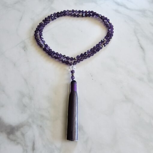 Amethyst (dunkel und facettiert) -Mala mit Seidenquaste – Bild 3