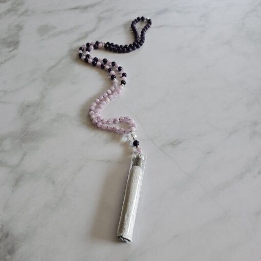 Kunzit-Lepidolith-Mala mit Seidenquaste – Bild 4