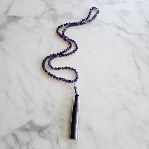 Amethyst (dunkel und facettiert) -Mala mit Seidenquaste – Bild 4