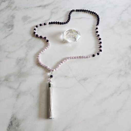 Kunzit-Lepidolith-Mala mit Seidenquaste – Bild 5
