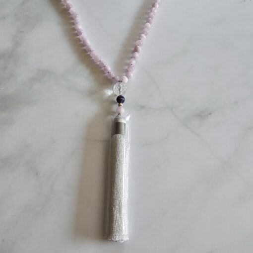 Kunzit-Lepidolith-Mala mit Seidenquaste – Bild 6