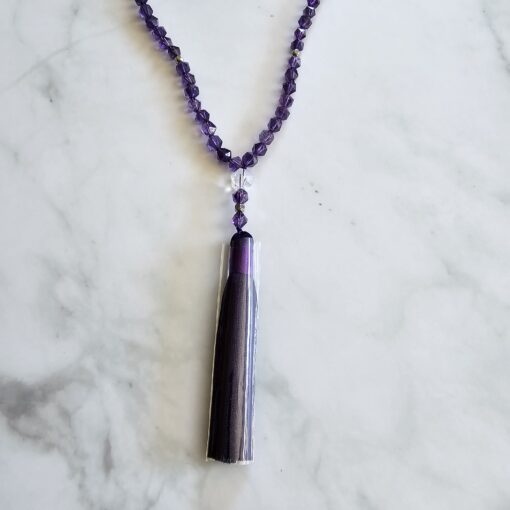 Amethyst (dunkel und facettiert) -Mala mit Seidenquaste – Bild 6