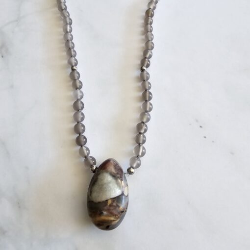 Achat (grau) -Mala mit Kundl-Marmor-Anhänger und Armband – Bild 7
