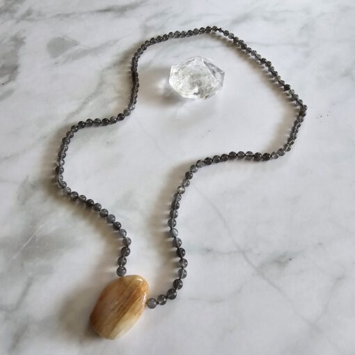 Mondstein (grau) -Mala (2) mit pfirsichfarbenem Mondstein-Anhänger und Armband – Bild 7
