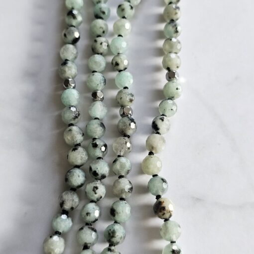 Jaspis (auch „Sesam Jaspis“ oder „Kiwi Jaspis, facettiert) -Obsidian-Mala mit Seidenquaste – Bild 8