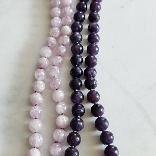 Kunzit-Lepidolith-Mala mit Seidenquaste – Bild 8