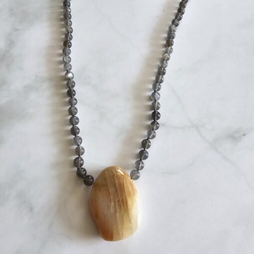 Mondstein (grau) -Mala (2) mit pfirsichfarbenem Mondstein-Anhänger und Armband – Bild 8
