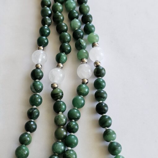 Budstone („Prasemquarz“) -Schneequarz-Mala mit Budstone-Donut – Bild 9
