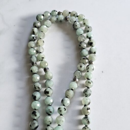 Jaspis (auch „Sesam Jaspis“ oder „Kiwi Jaspis, facettiert) -Obsidian-Mala mit Seidenquaste – Bild 9