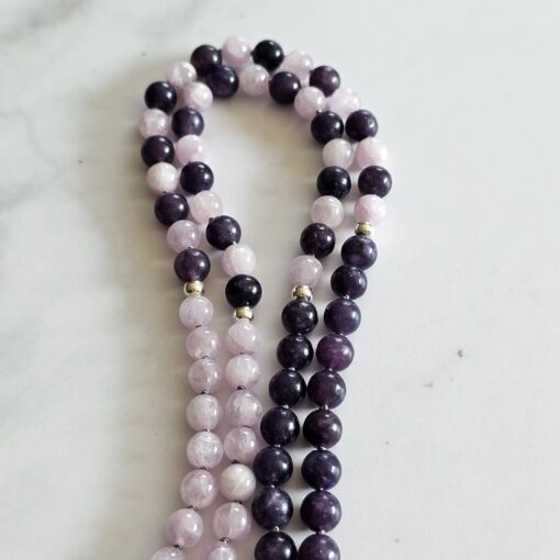 Kunzit-Lepidolith-Mala mit Seidenquaste – Bild 9