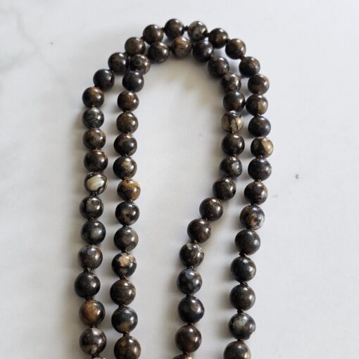 Opal (braun, brauner „Feuerspitzen“ Opal) -Mala mit kupferfarbenem Anhänger – Bild 9