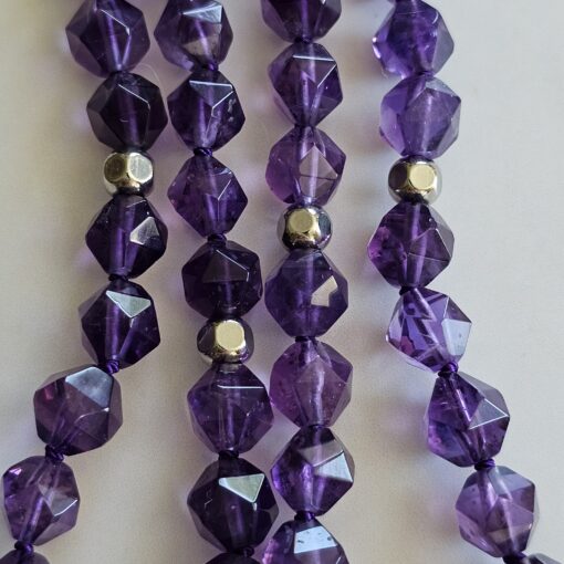 Amethyst (dunkel und facettiert) -Mala mit Seidenquaste – Bild 9