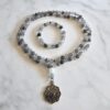 Bergkristall (dunkel, „Wolkenquarz“) -Mala mit Edelstahlanhänger und Armband