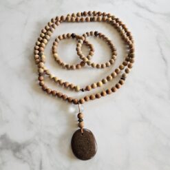 Jaspis (naturfarben und matt) -Sandelholz-Kupfer-Mala mit Kalkoolith-Anhänger und 2 Armbändern