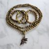 Serpentin-Mala mit kupferfarbenem Anhänger und 2 Armbändern