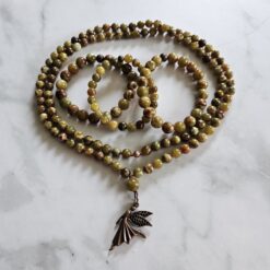 Serpentin-Mala mit kupferfarbenem Anhänger und 2 Armbändern