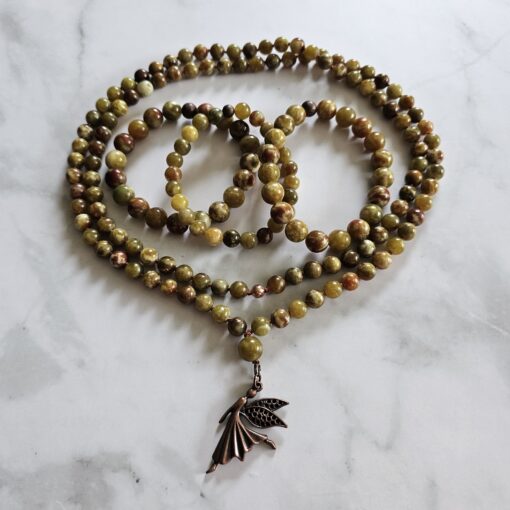 Serpentin-Mala mit kupferfarbenem Anhänger und 2 Armbändern