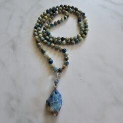 Afghanit-Mala (1) mit Afghanit-Anhänger (Rohstein)