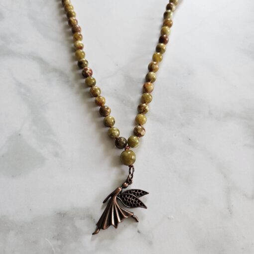 Serpentin-Mala mit kupferfarbenem Anhänger und 2 Armbändern – Bild 9